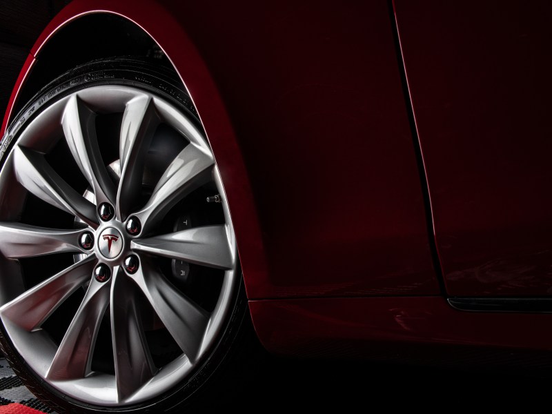 Tesla-Rad mit Logo aus der Nähe