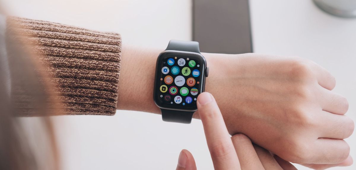 Person mit einer Apple Watch Sport am Handgelenk.