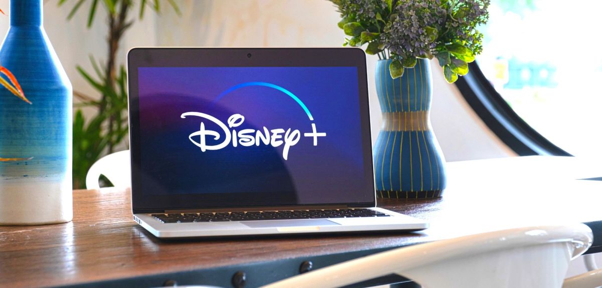 Disney Plus-Logo auf einem Laptop.