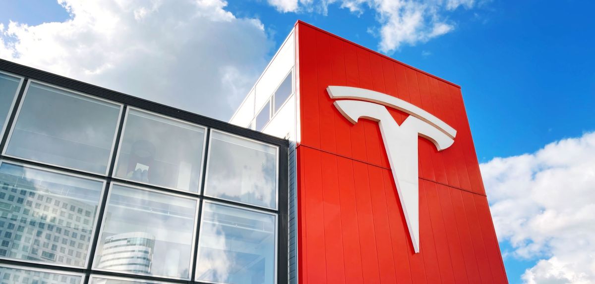 Das Tesla-Logo an einem Gebäude.