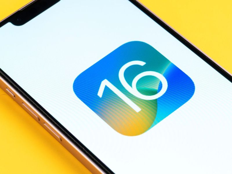 Logo für iOS 16 auf einem Handy-Display.