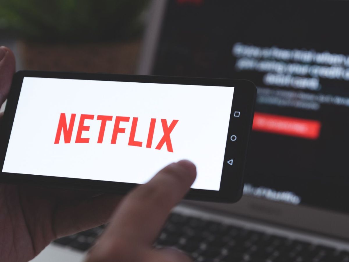 Netflix auf Smartphone und Laptop