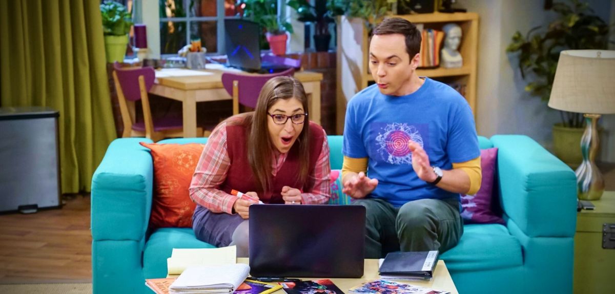 Szene aus "The Big Bang Theory" mit Mayim Bialik und Jim Parsons als Amy und Sheldon.