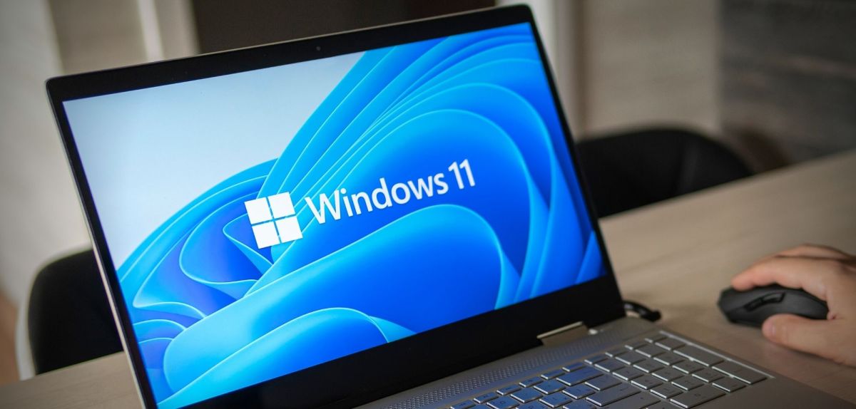 Windows 11-Logo auf einem Laptop-Bildschirm.