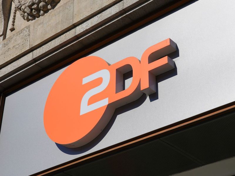 ZDF-Logo an einem Gebäude.