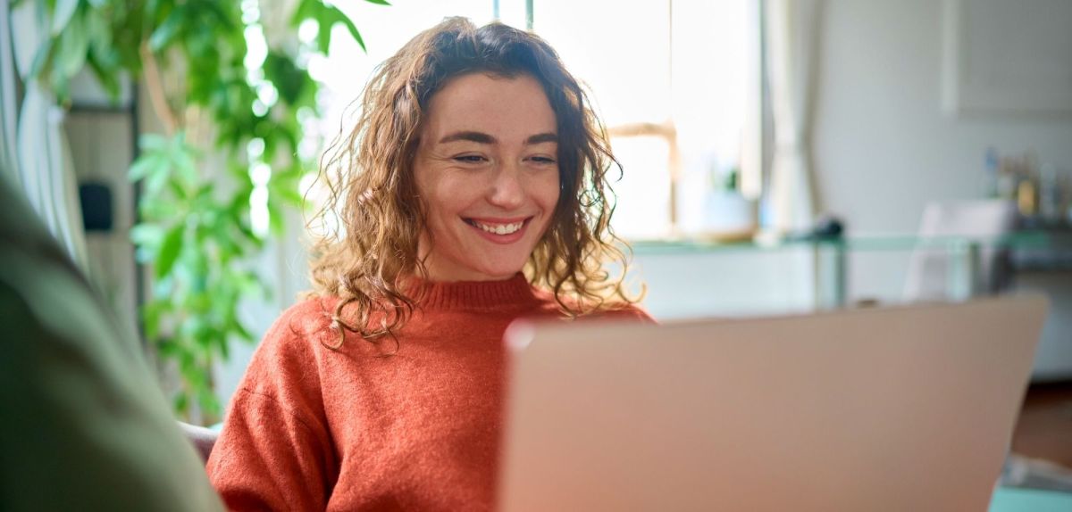 Frau vor einem Laptop