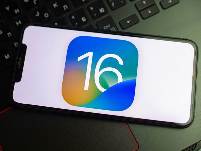 Handy-Display mit dem Logo für iOS 16.