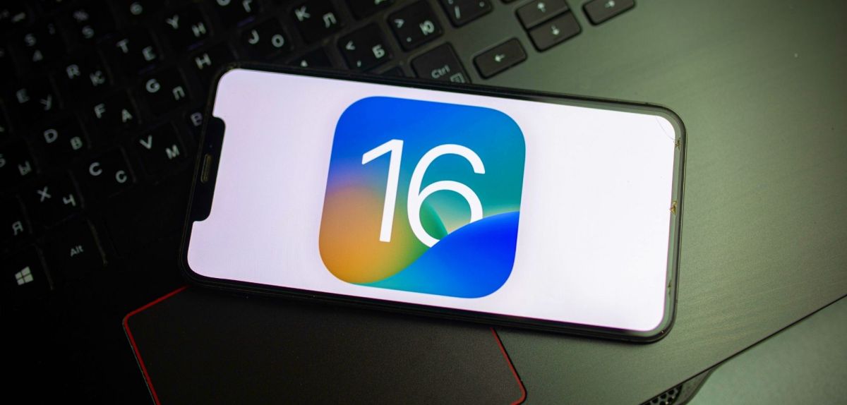 Handy-Display mit dem Logo für iOS 16.
