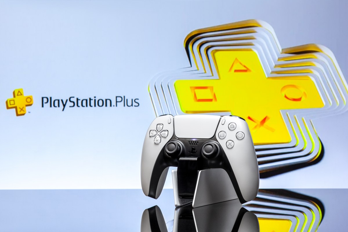 PS Plus Logo hinter Controller