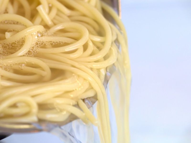 Spaghetti in einem Kochtopf