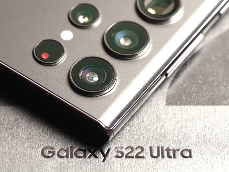 Ein Samsung Galaxy S22 Ultra mit Verpackung.