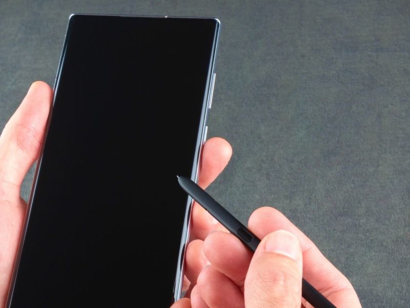 Mann hält ein Samsung Galaxy S22 Ultra mit Pen in der Hand.