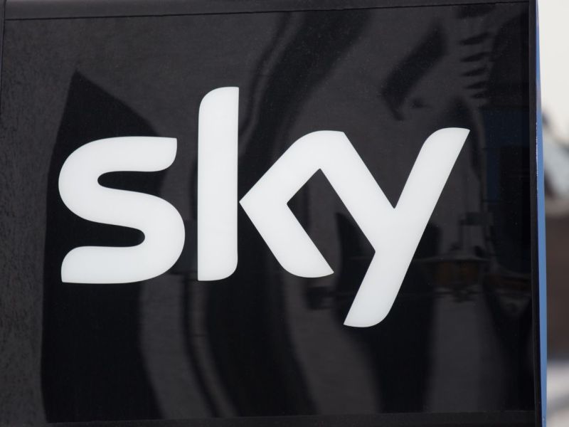 Sky-Logo an einem Haus.