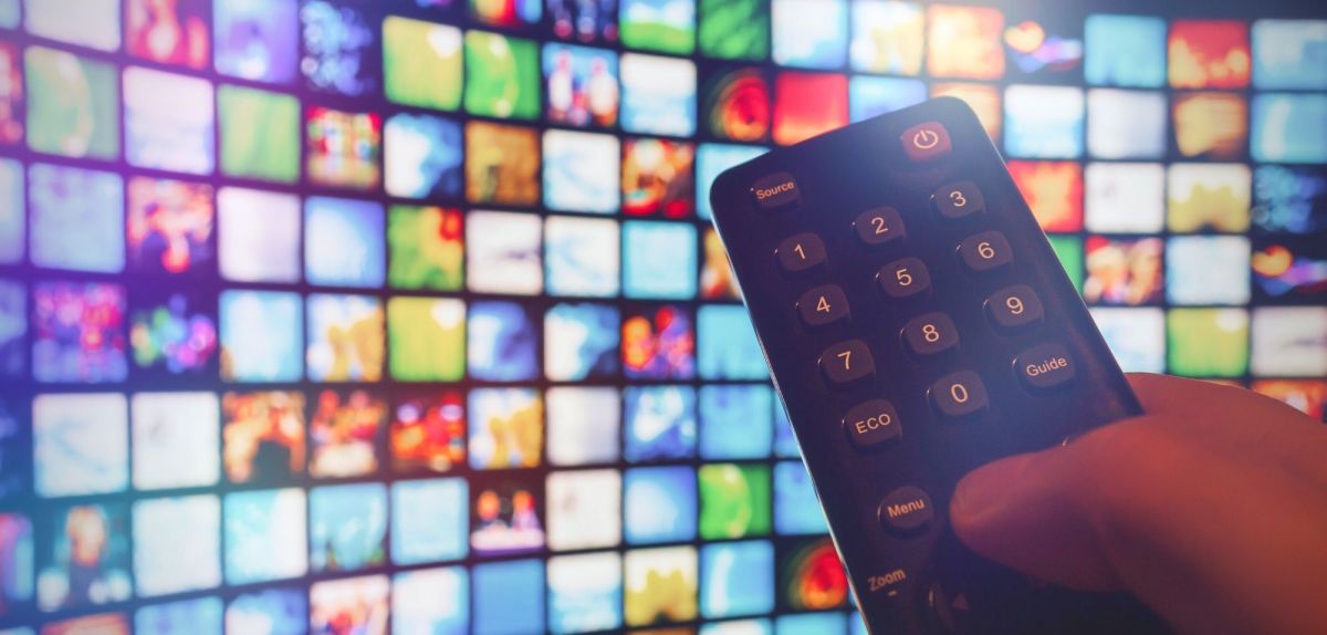 Fernbedienung vor einem Smart-TV