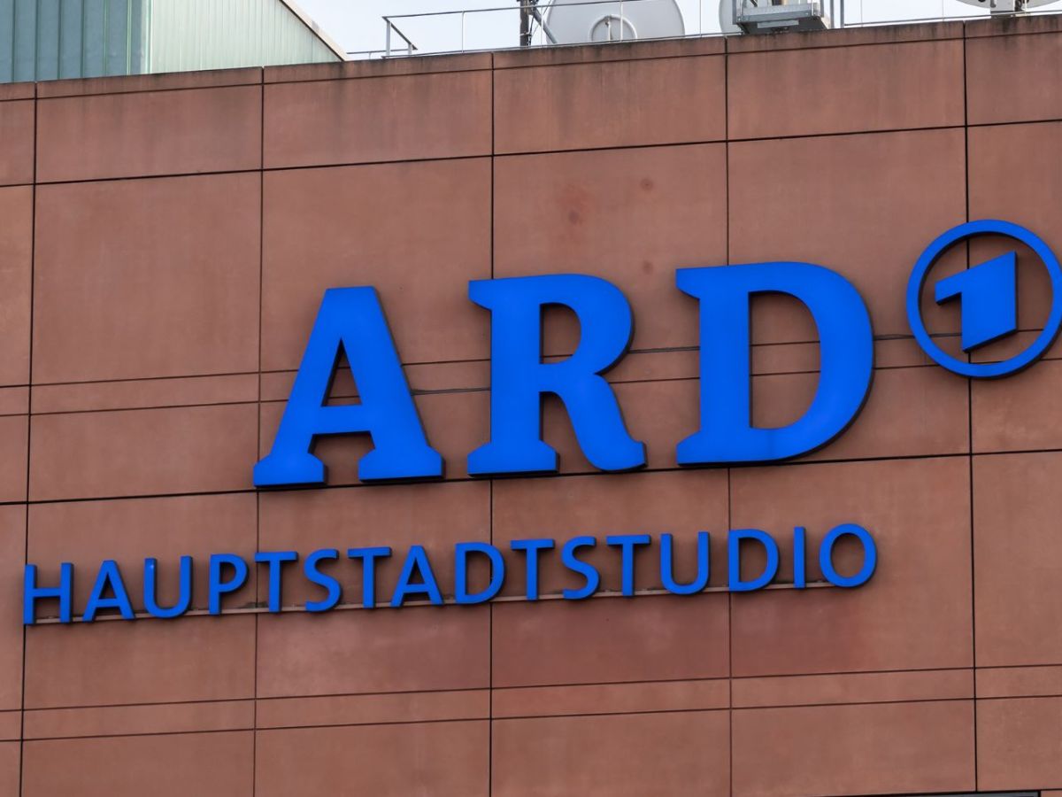 ARD-Logo an GebÃ¤udefassade.