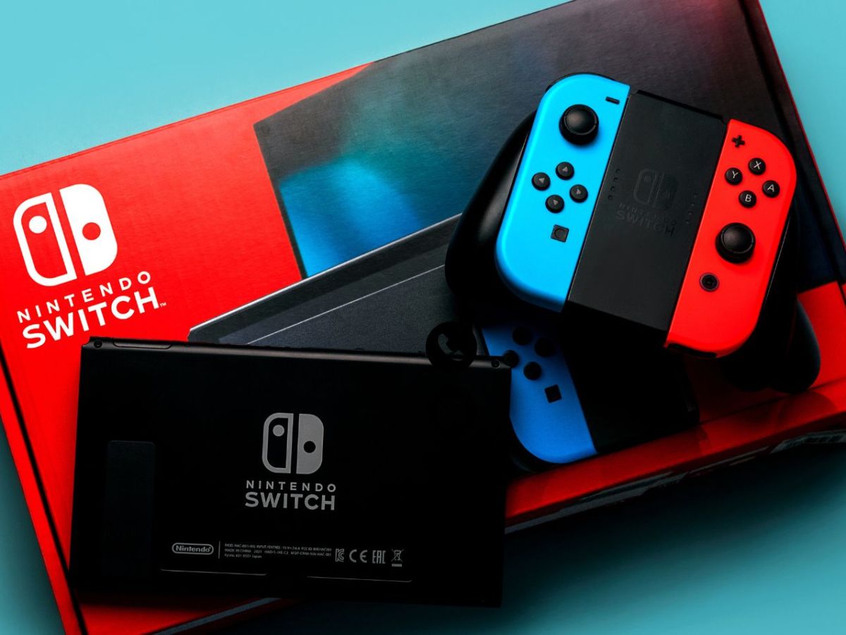 Eine Nintendo Switch mit ZubehÃ¶r und Verpackung.