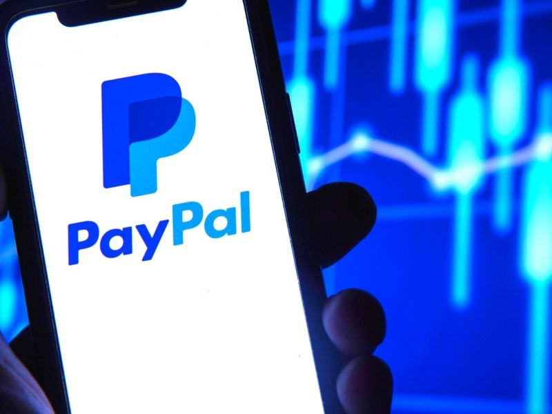 PayPal-Logo auf einem Handy.