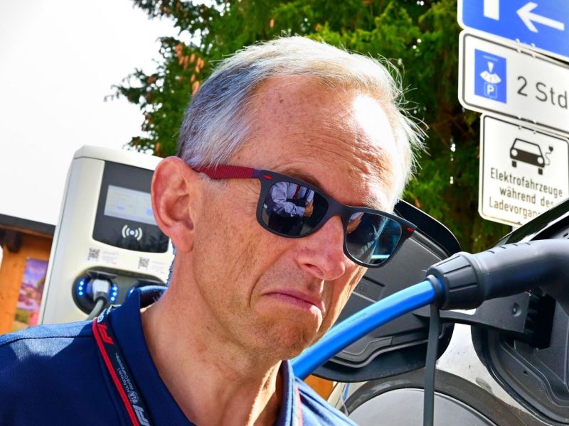 Benedetto Vigna vor einem Elektroauto