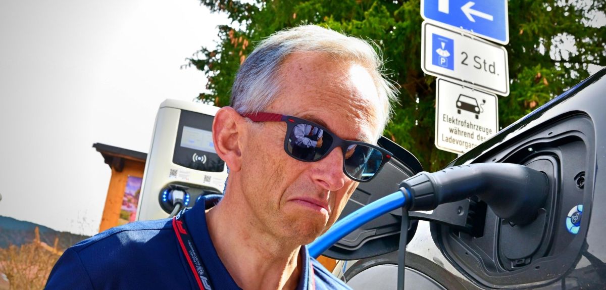 Benedetto Vigna vor einem Elektroauto