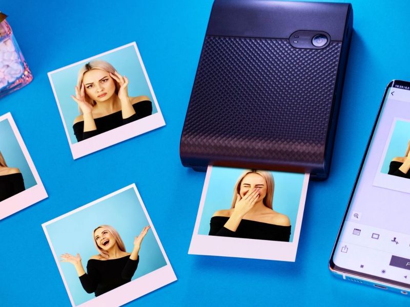 Mobiler Fotodrucker neben einem Smartphone