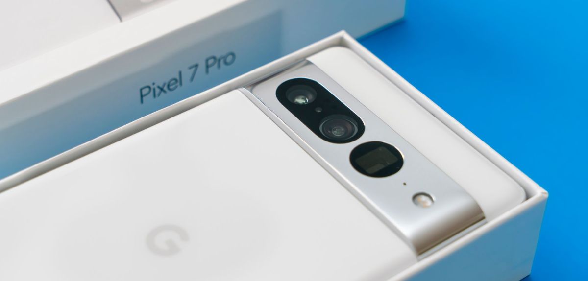 Ein Google Pixel 7 Pro in der Verpackung.