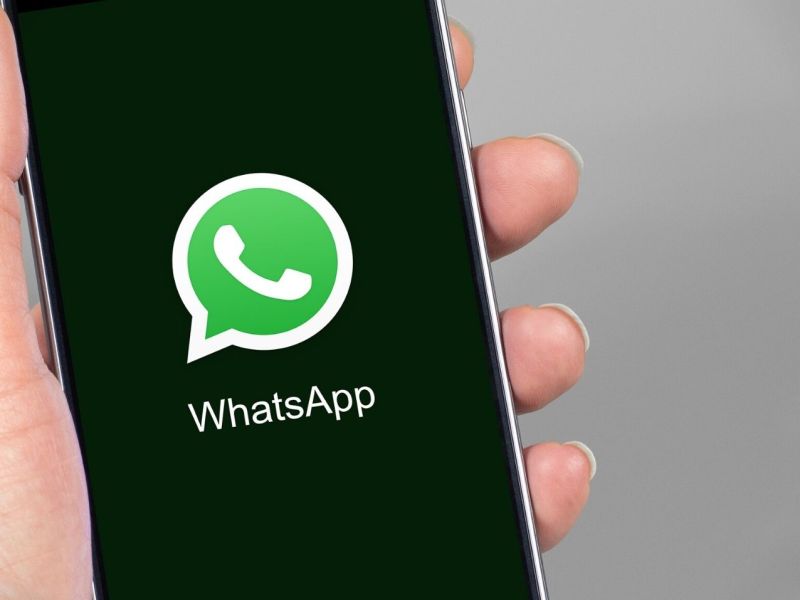 WhatsApp-Logo auf einem Handy.