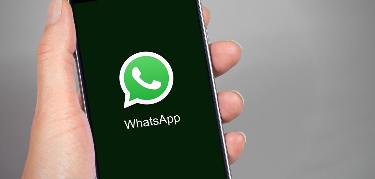 WhatsApp-Logo auf einem Handy.