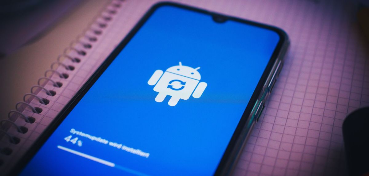 Handy mit einem Android-Update-Ladebildschirm.