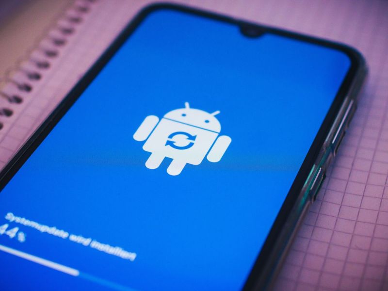 Ein Android-Handy mit einem Update-Ladebildschirm.
