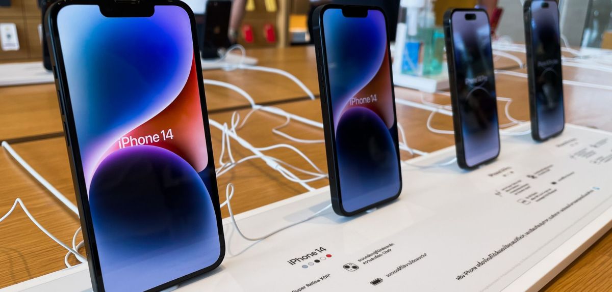 Mehrere iPhone 14-Exemplare in einem Geschäft.