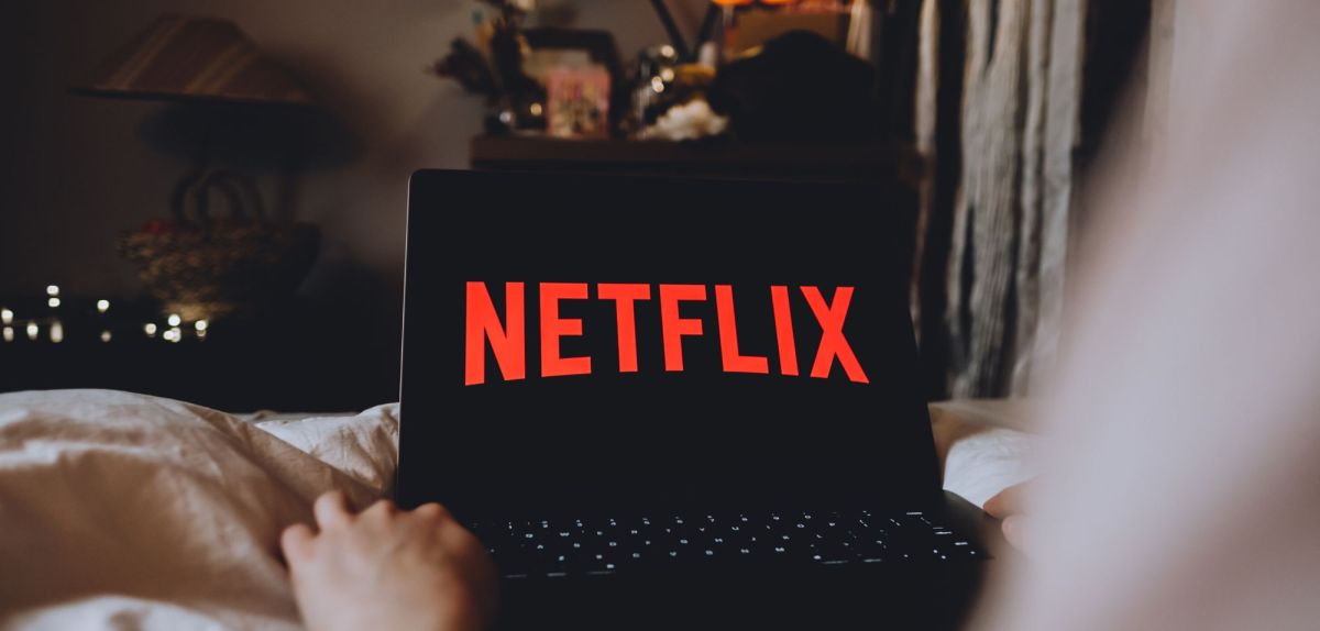 Netflix-Logo auf einem Laptop.