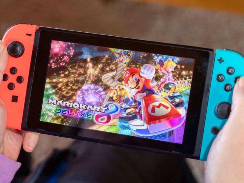 Eine Nintendo Switch mit "Mario Kart 8 Deluxe"