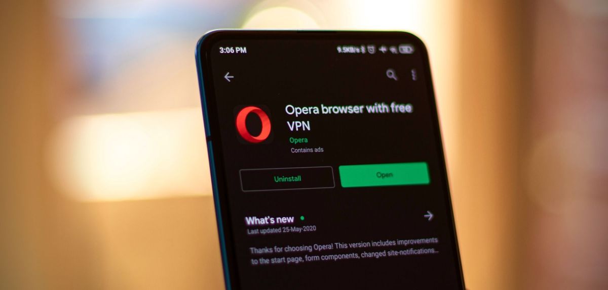 Opera-Browser im Google Play Store auf einem Smartphone