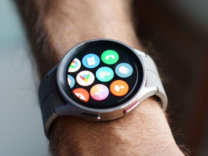 Samsung Galaxy Watch 5 an einem Handgelenk