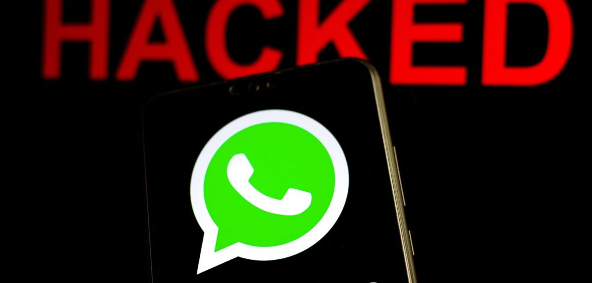 WhatsApp Logo und Hacked Warnung