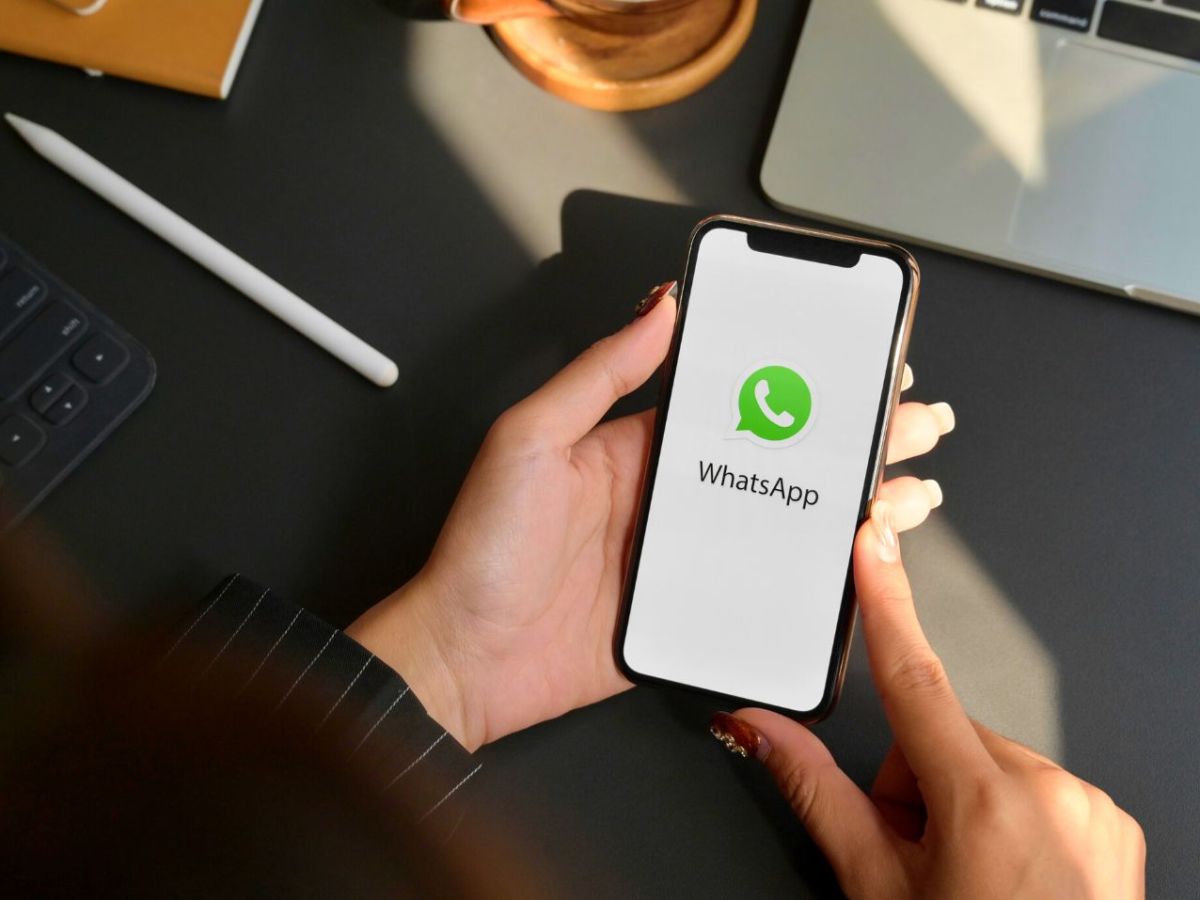 WhatsApp auf dem Smartphone im Büro.