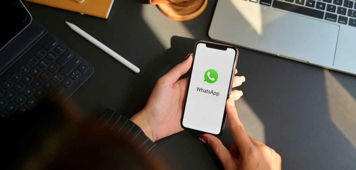 WhatsApp auf dem Smartphone im Büro.