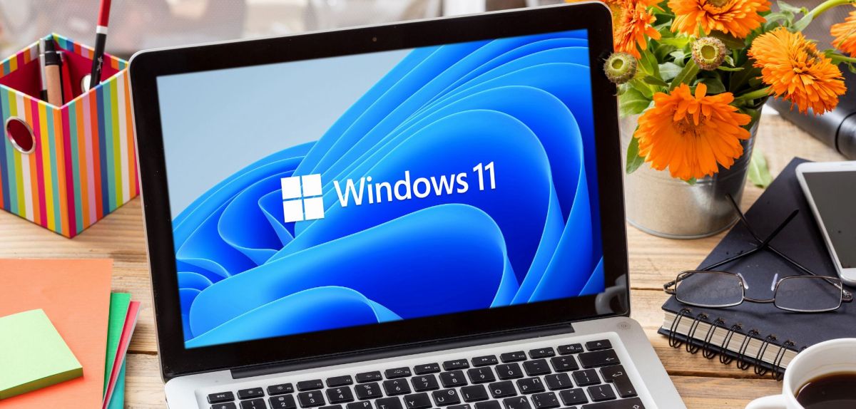 Windows 11 Logo auf einem Laptop