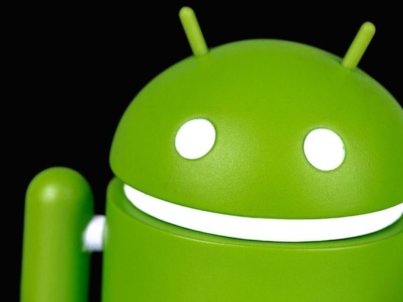 Android Männchen vor schwarzem Grund