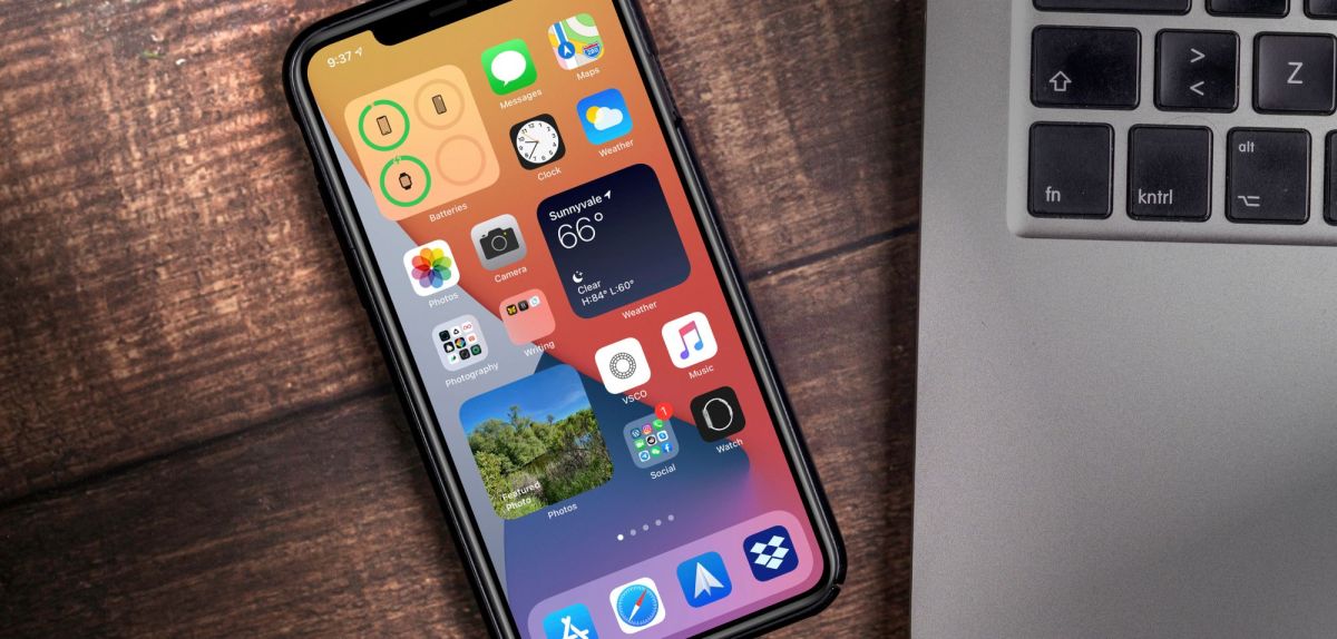 Handy mit vielen iOS-Apps auf dem Homescreen