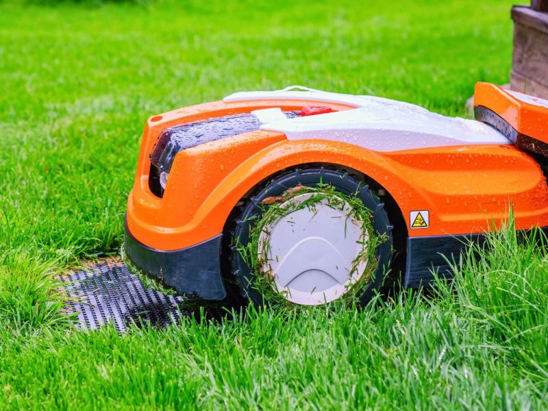 Mähroboter im Gewitter