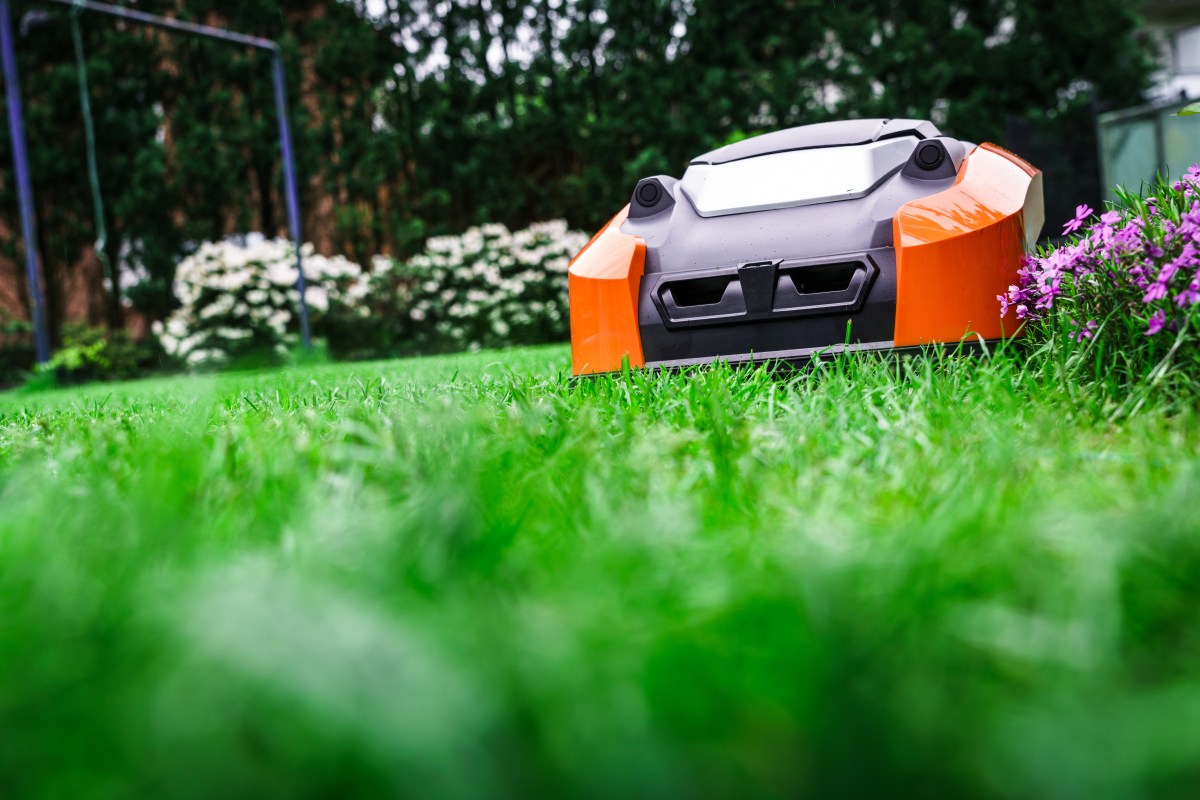 MÃ¤hroboter mit GPS im Garten