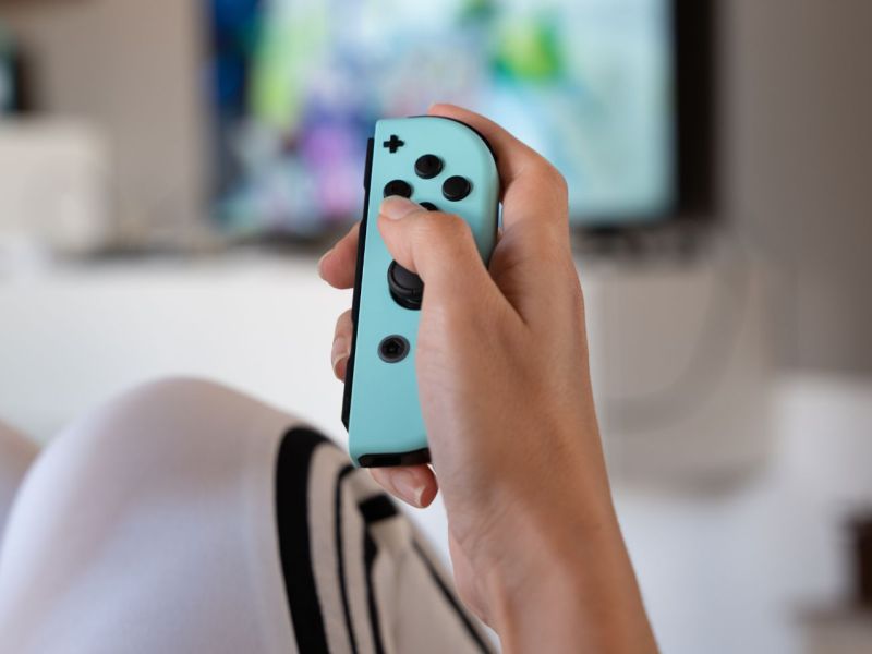 Hände halten Controller der Nintendo Switch