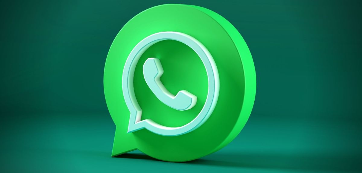 Grafische Darstellung des WhatsApp-Logos vor grünem Hintergrund.