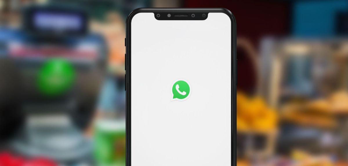 WhatsApp wird auf dem Handy geöffnet.