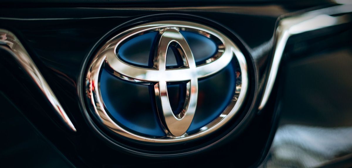 Toyota-Logo auf einem Elektroauto