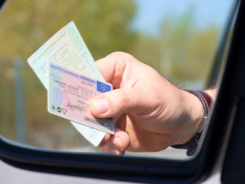 Mann zeigt bei Kontrolle Fahrzeug- und Führerschein