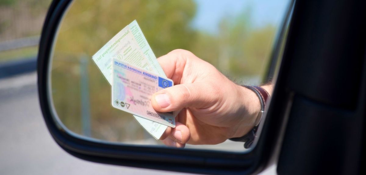 Mann zeigt bei Kontrolle Fahrzeug- und Führerschein