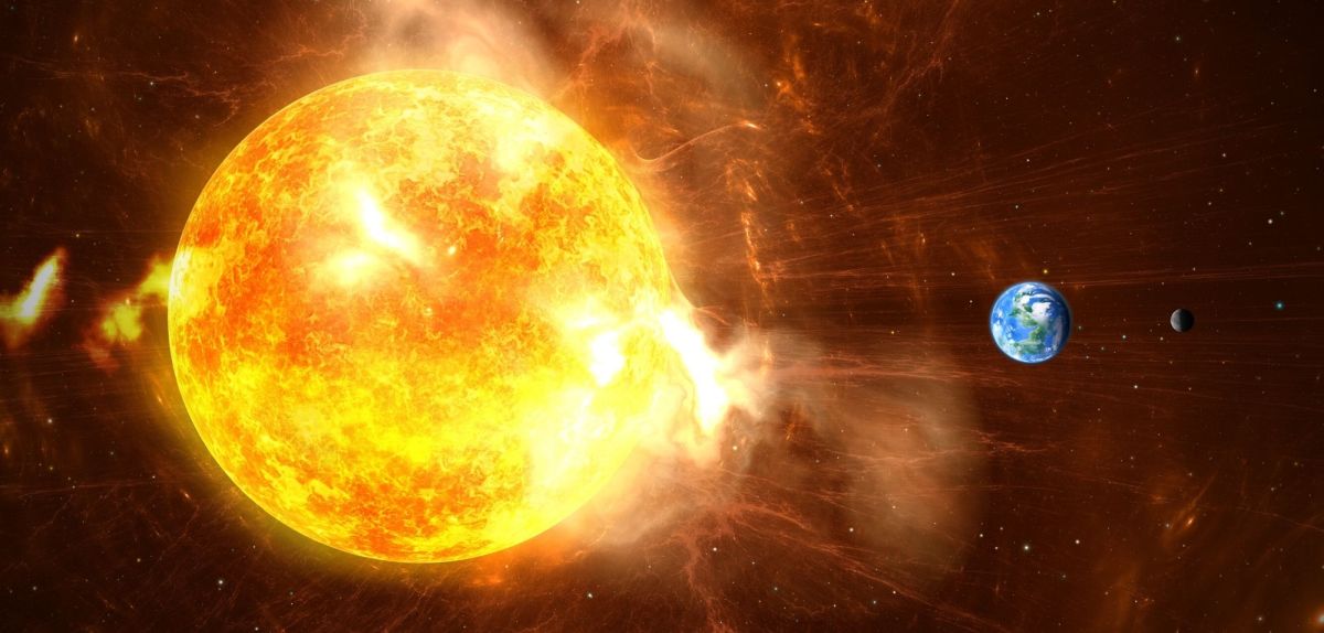 Illustration der Erde neben der Sonne während einer Eruption