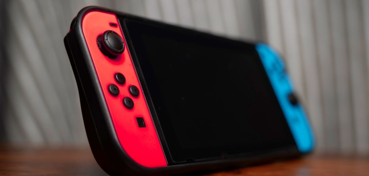 Nintendo Switch OLED auf einem Tisch